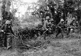 1. Weltkrieg - Infanterie im Vorgehen mit Gasmasken